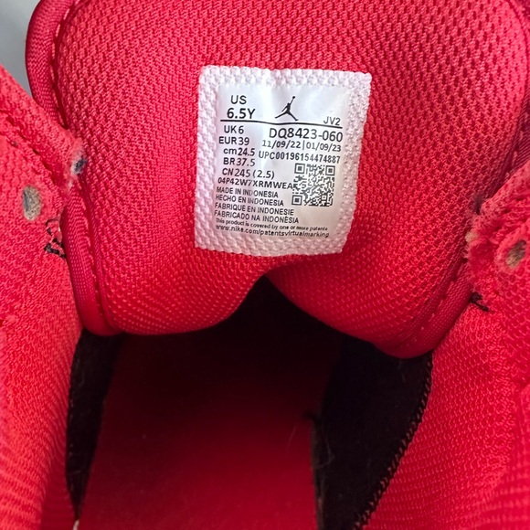 6.5Y Jordan 1's Red/Black - Picture 7 of 7